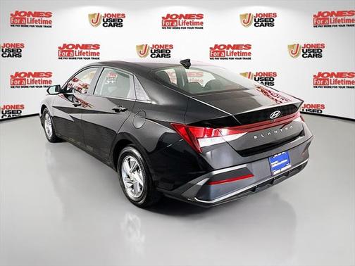 2024 Hyundai ELANTRA SE
