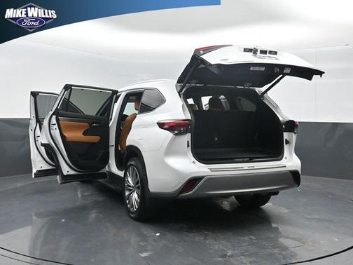 White 2023 Toyota Highlander