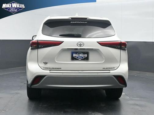 White 2020 Toyota Highlander PLATINUM
