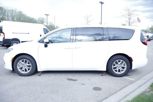 Bright White Clearcoat 2023 Chrysler Pacifica Touring L