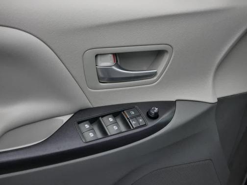 2016 Toyota Sienna LE
