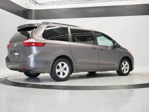 2016 Toyota Sienna LE