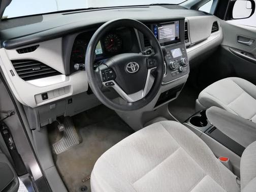 2016 Toyota Sienna LE
