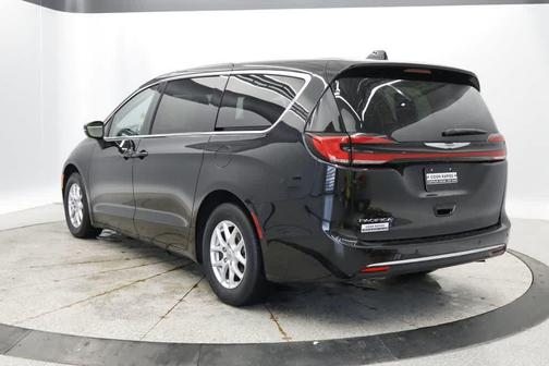 Brilliant Black Crystal Pearlcoat 2023 Chrysler Pacifica Touring L