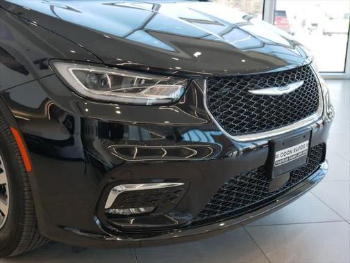 2025 Chrysler Pacifica Hybrid Select