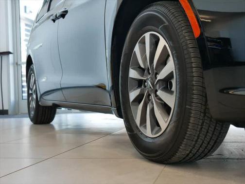 2025 Chrysler Pacifica Hybrid Select