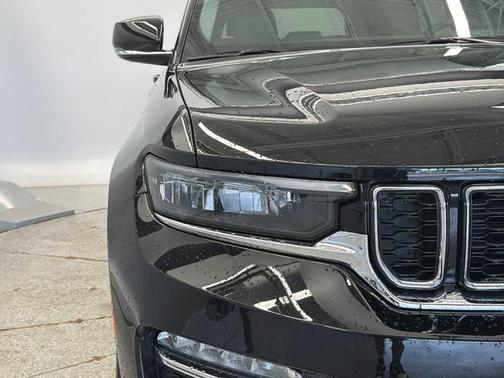 Diamond Black Crystal Pearlcoat 2023 Jeep Grand Cherokee Limited