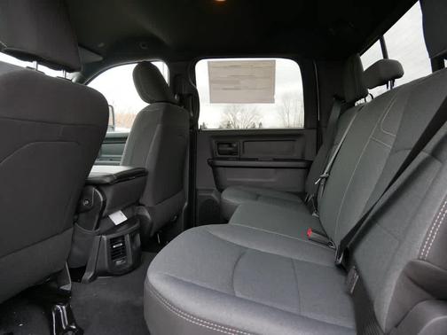 2024 RAM 3500 Tradesman Crew Cab 4x4 6'4' Box