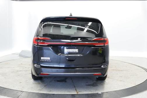 Brilliant Black Crystal Pearlcoat 2023 Chrysler Pacifica Touring L