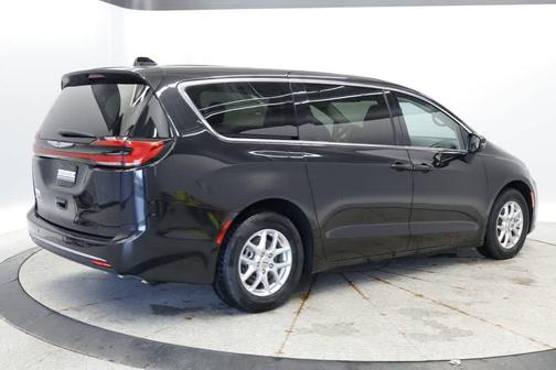 Brilliant Black Crystal Pearlcoat 2023 Chrysler Pacifica Touring L