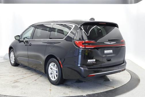 Brilliant Black Crystal Pearlcoat 2023 Chrysler Pacifica Touring L