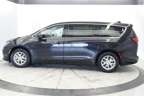 Brilliant Black Crystal Pearlcoat 2023 Chrysler Pacifica Touring L