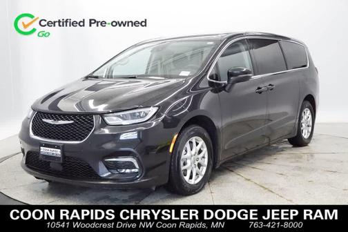 Brilliant Black Crystal Pearlcoat 2023 Chrysler Pacifica Touring L