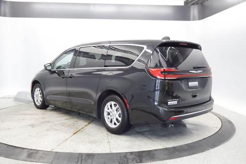 Brilliant Black Crystal Pearlcoat 2023 Chrysler Pacifica Touring L
