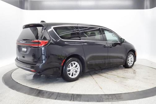 Brilliant Black Crystal Pearlcoat 2023 Chrysler Pacifica Touring L