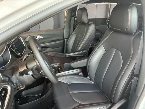 Bright White Clearcoat 2026 Chrysler Pacifica L