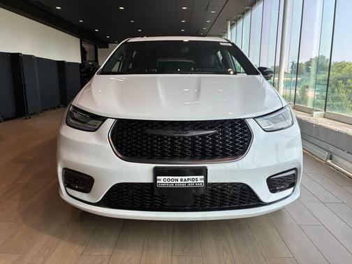 Bright White Clearcoat 2026 Chrysler Pacifica L