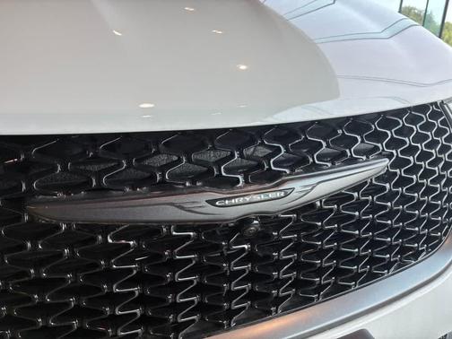 Bright White Clearcoat 2026 Chrysler Pacifica L