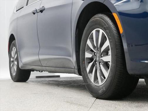 2025 Chrysler Pacifica Hybrid Select
