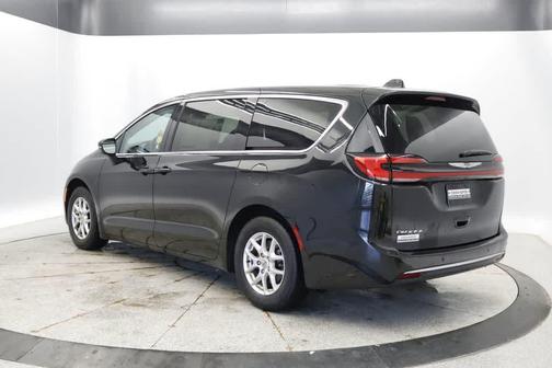 Brilliant Black Crystal Pearlcoat 2023 Chrysler Pacifica Touring L