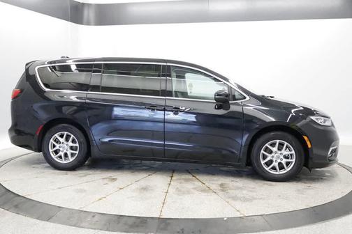 Brilliant Black Crystal Pearlcoat 2023 Chrysler Pacifica Touring L