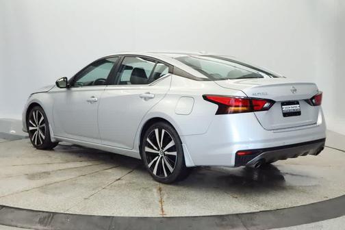 Brilliant Silver Metallic 2022 Nissan Altima SR FWD