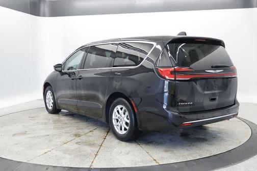 Brilliant Black Crystal Pearlcoat 2023 Chrysler Pacifica Touring L