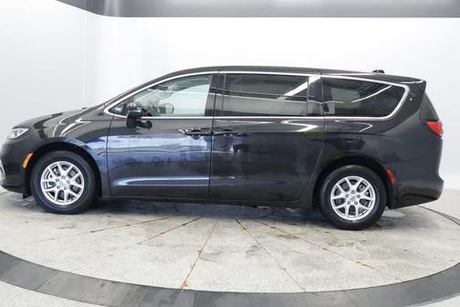 Brilliant Black Crystal Pearlcoat 2023 Chrysler Pacifica Touring L