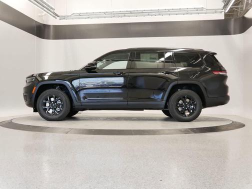 Diamond Black Crystal Pearlcoat 2025 Jeep Grand Cherokee L Altitude