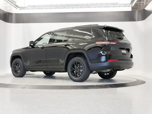 Diamond Black Crystal Pearlcoat 2025 Jeep Grand Cherokee L Altitude