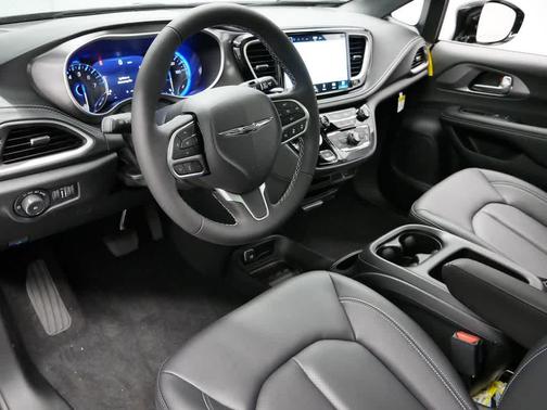 Diamond Black Crystal Pearlcoat 2026 Chrysler Pacifica L