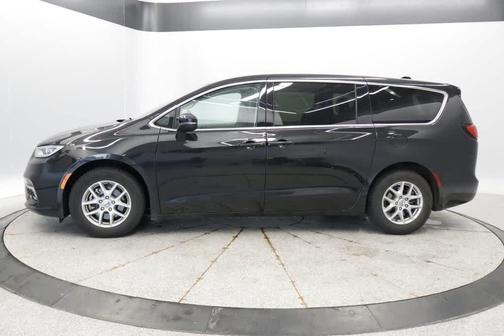 Brilliant Black Crystal Pearlcoat 2023 Chrysler Pacifica Touring L