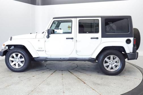 Bright White Clearcoat 2017 Jeep Wrangler Unlimited Sahara