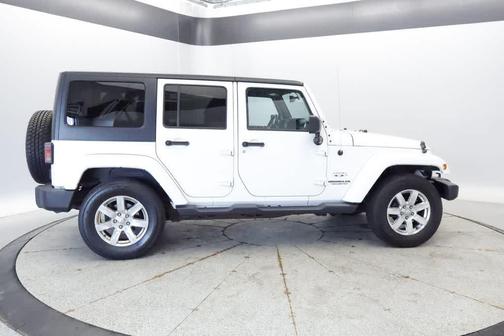 Bright White Clearcoat 2017 Jeep Wrangler Unlimited Sahara