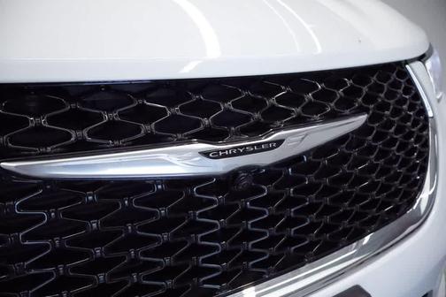 Bright White Clearcoat 2026 Chrysler Pacifica L