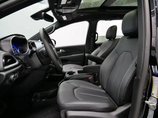 Diamond Black Crystal Pearlcoat 2026 Chrysler Pacifica L