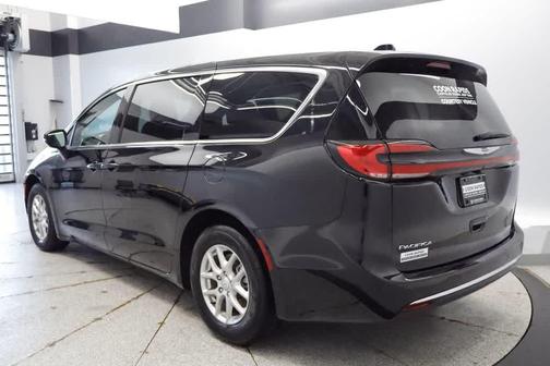 Diamond Black Crystal Pearlcoat 2026 Chrysler Pacifica L