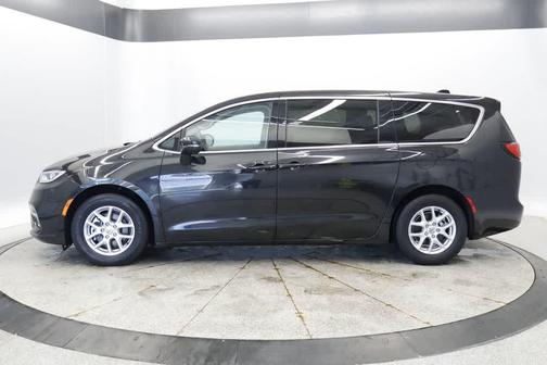 Brilliant Black Crystal Pearlcoat 2023 Chrysler Pacifica Touring L