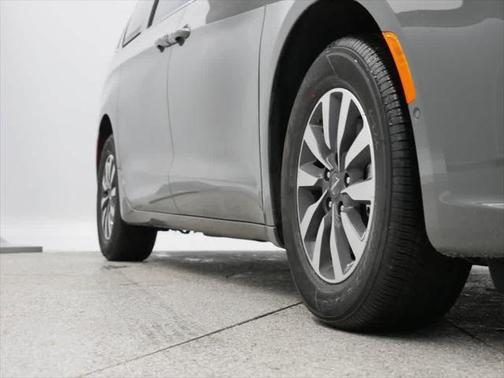 2025 Chrysler Pacifica Hybrid Select