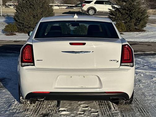 2016 Chrysler 300 S
