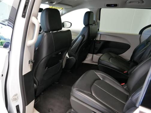 Bright White Clearcoat 2024 Chrysler Pacifica Hybrid Select