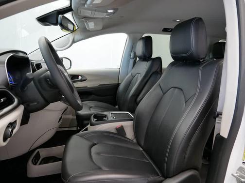 Bright White Clearcoat 2024 Chrysler Pacifica Hybrid Select