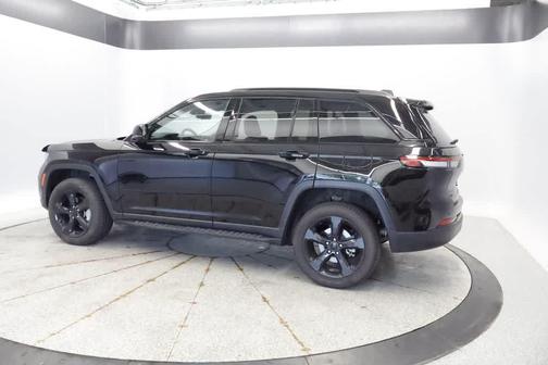 Diamond Black Crystal Pearlcoat 2023 Jeep Grand Cherokee Limited