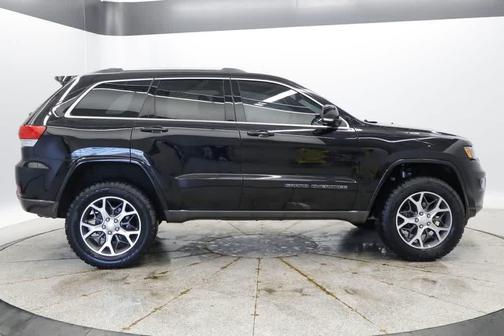 Diamond Black Crystal Pearlcoat 2018 Jeep Grand Cherokee Sterling Edition
