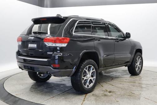 Diamond Black Crystal Pearlcoat 2018 Jeep Grand Cherokee Sterling Edition
