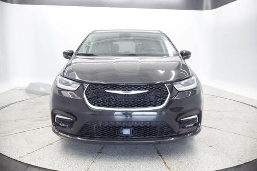 Brilliant Black Crystal Pearlcoat 2023 Chrysler Pacifica Touring L