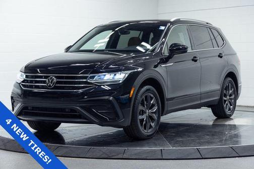 Deep Black Pearl 2023 Volkswagen Tiguan 2.0T SE