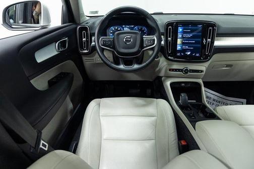 2021 Volvo XC40 T5 Momentum