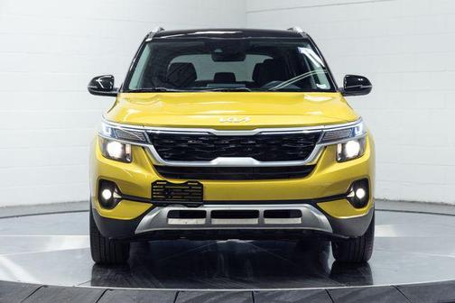 Starbright Yellow/Black Roof 2022 Kia Seltos S