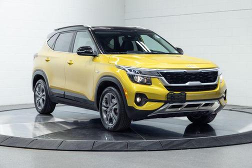 Starbright Yellow/Black Roof 2022 Kia Seltos S